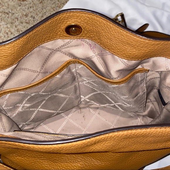 ❌SOLD❌MICHAEL KORS BROOKE MD BUCKET MESSENGER LEATHER BAG - Picture 6 of 10